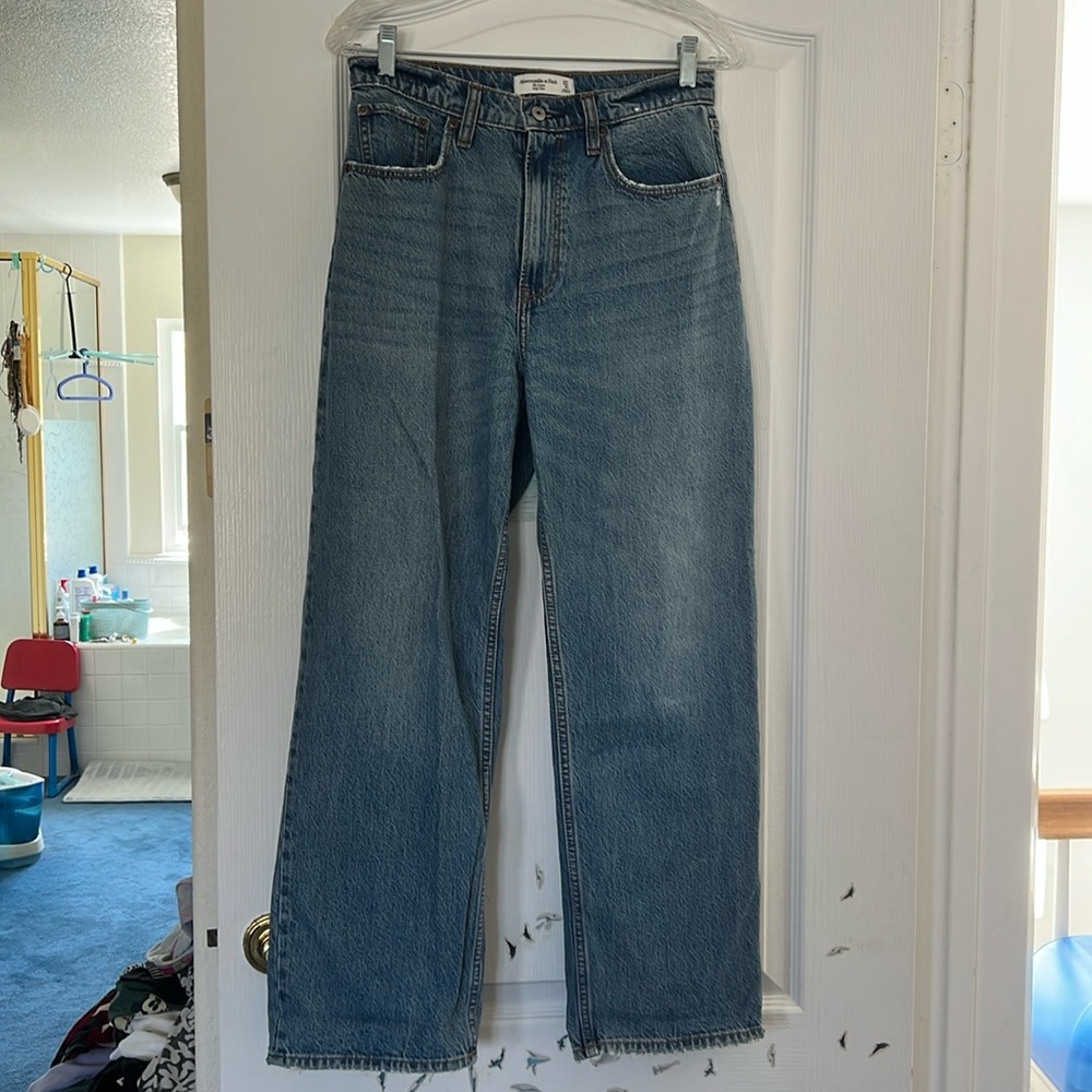 Abercrombie and Fitch loose high rise straight leg Jean